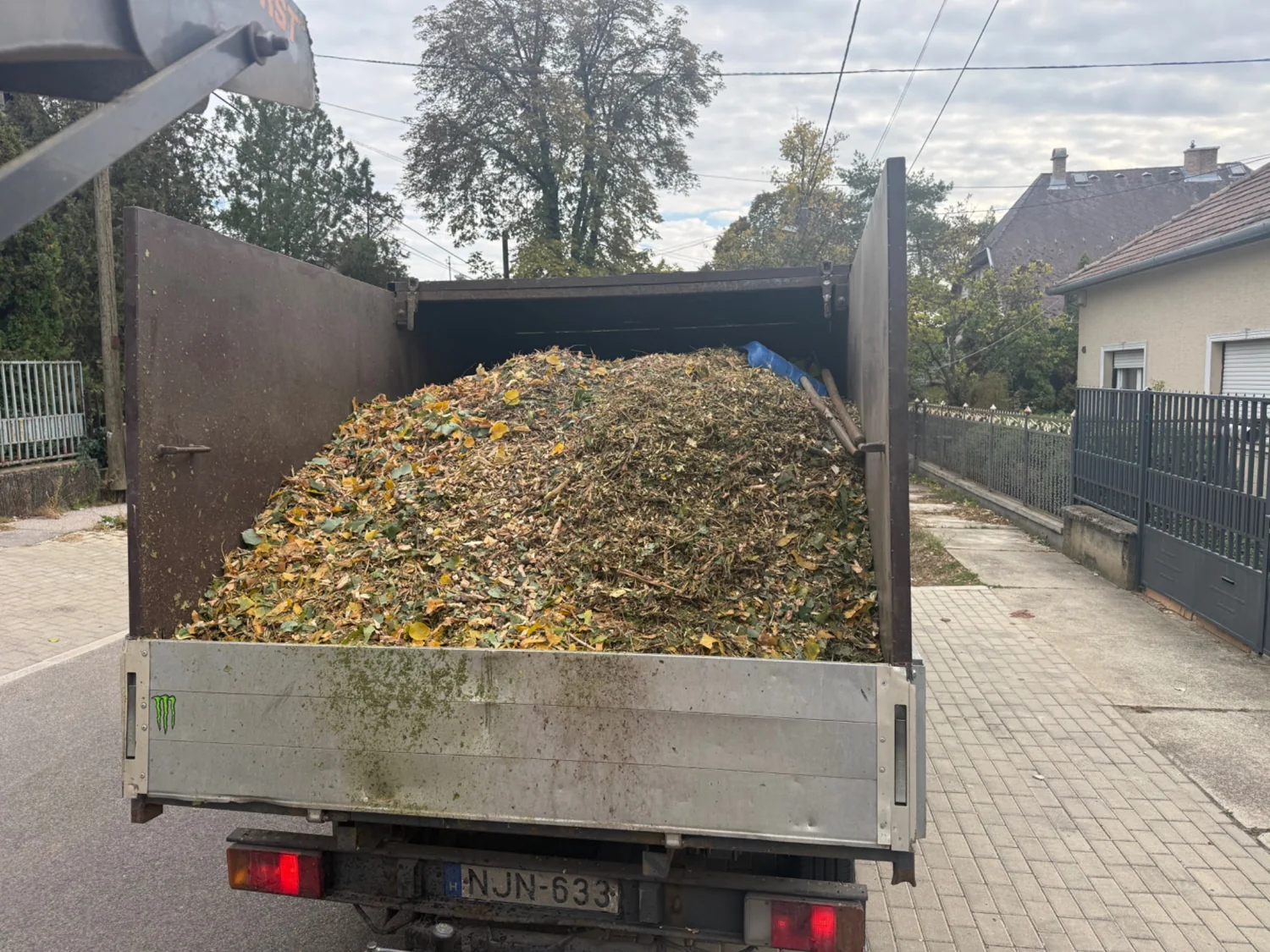 Faaprítékkal megrakott jármű platója a munkaterületen.